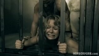 ดูหนังโป๊สยองขวัญ สุดโหดจับนักโทษสาวให้ ซอมยี้ที่กำลังหิวจัดจับเย็ด จนกรี๊ดลั่น