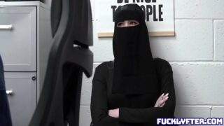 free porn สาวมุสลิมตัวแสบขโมยสินค้าในร้านสะดวกซื้อ ถูกจับได้เจ้าหน้าที่ชวนมาเสนอข้อตกลงแบบสุดเสียว