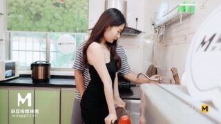 หนังโป้จีนนัดแฟนมาหาที่บ้าน แต่งตัวโครตยั่วจับตูดในห้องครัวแล้วล่อกันคาที่ล้างจานหุ่นเด็ดเย็ดสดสุดเสียว