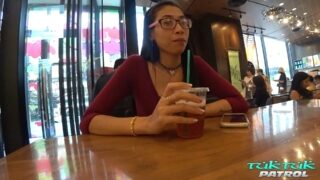 นัดเจอสาวแว่นคนไทยที่ห้างแฟชั่น นั้งร้านกาแฟถ่ายคลิปยั่วๆแล้วไปมั่วเซ็กส์ต่อที่โรงแรม
